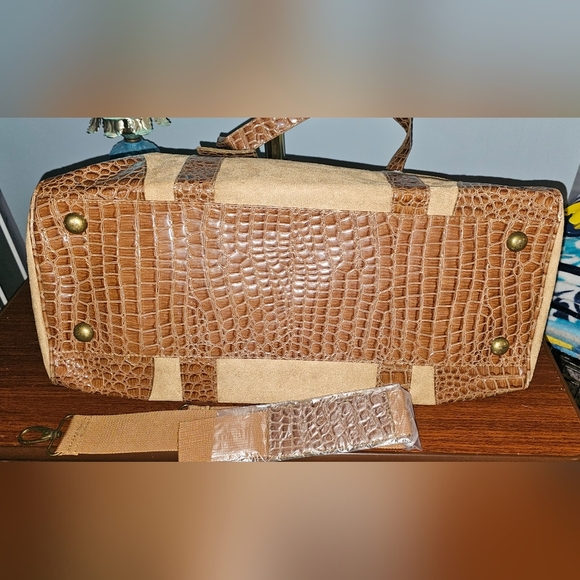 BATH & BODY WORKS | FAUX SUEDE LEATHER WITH SHERPA TRIM DUFFLE TRAVEL BAG - Picture 7 of 16